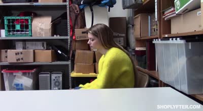 Nadya Nabakova 的偷窃审讯