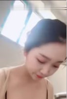 20岁的新娶超正嫩妻到外头晒晒奶回家穿丝袜帮我足交