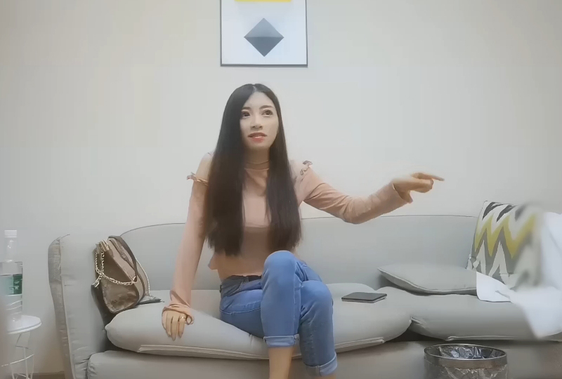 约了个牛仔裤妹子，近距离特写掰穴椅子上跪着猛操的。！