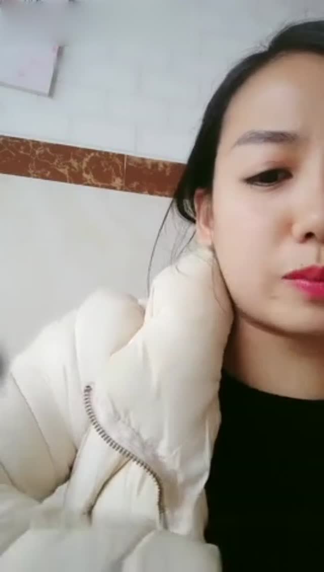 广西按摩美容院少妇老板娘接客真实偷拍干部模样的秃顶胖叔吃快餐